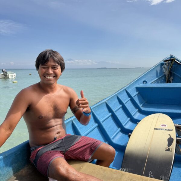 Coach Yahya jedoucí lodí na surfový spot scar reef