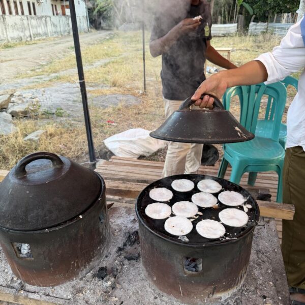 Místní streetfood na Sumbawě